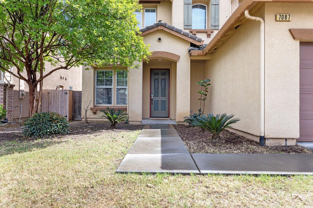 Image 4 of property listing at 7087 E Fedora Avenue E, Fresno, CA 93737