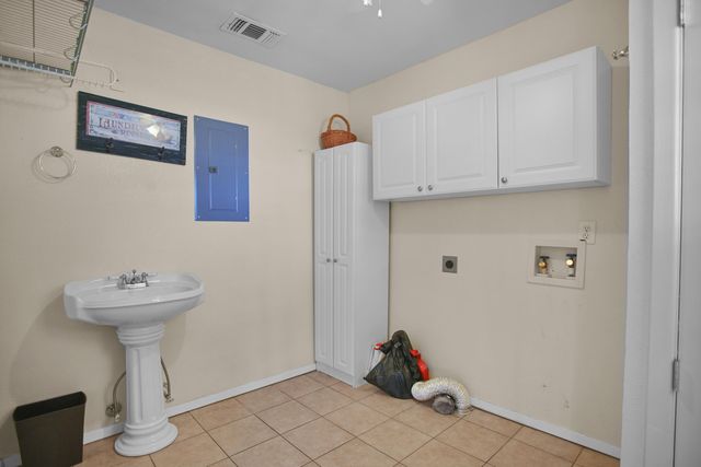 906 N 3rd Street, Brownfield, TX 79316