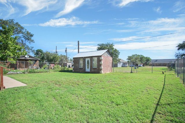906 N 3rd Street, Brownfield, TX 79316