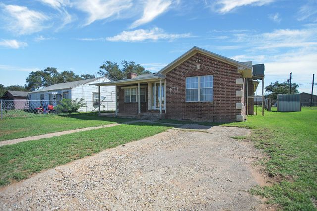 906 N 3rd Street, Brownfield, TX 79316
