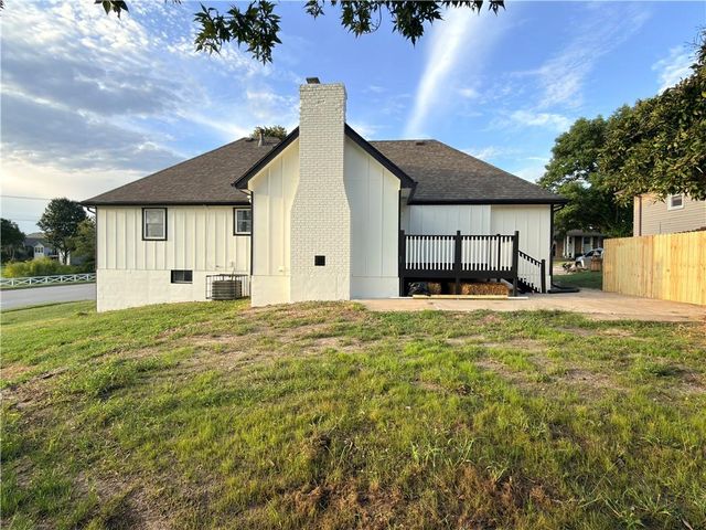16001 E 30 Street, Independence, MO 64055