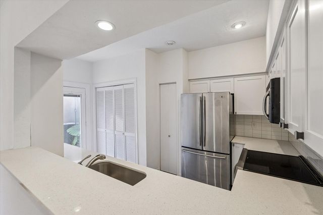 701 Bering Drive 402, Houston, TX 77057