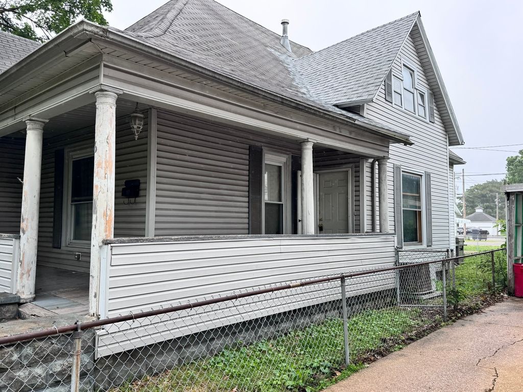 Image 2 of property listing at 620 E Noleman Street, Centralia, IL 62801