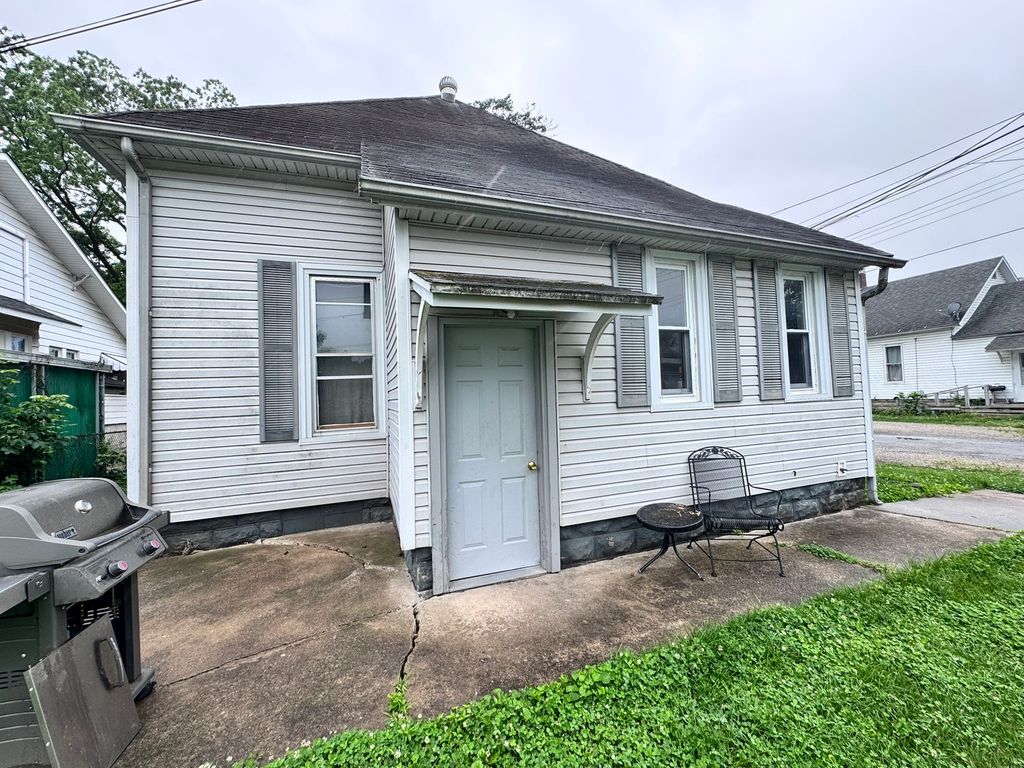 Image 4 of property listing at 620 E Noleman Street, Centralia, IL 62801