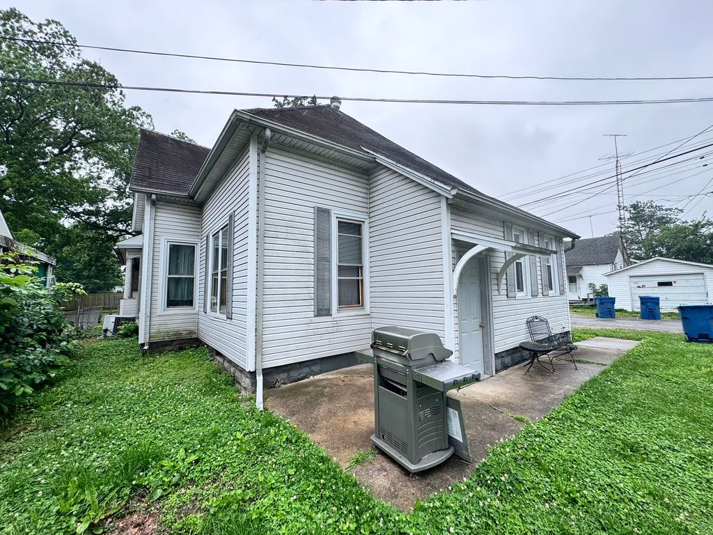 Image 5 of property listing at 620 E Noleman Street, Centralia, IL 62801