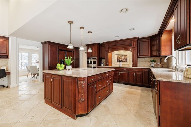 10 Crandon Way, Brighton, NY 14618