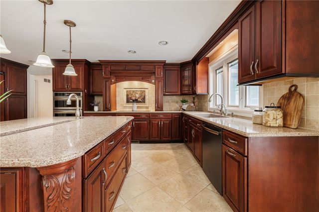 10 Crandon Way, Brighton, NY 14618