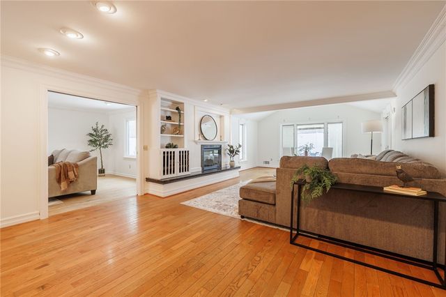 10 Crandon Way, Brighton, NY 14618