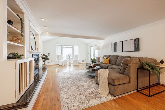 10 Crandon Way, Brighton, NY 14618