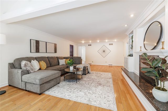 10 Crandon Way, Brighton, NY 14618