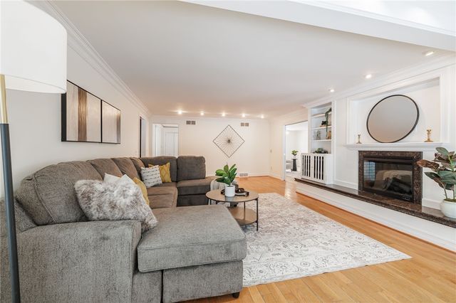 10 Crandon Way, Brighton, NY 14618