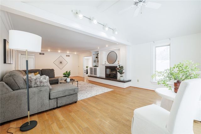 10 Crandon Way, Brighton, NY 14618