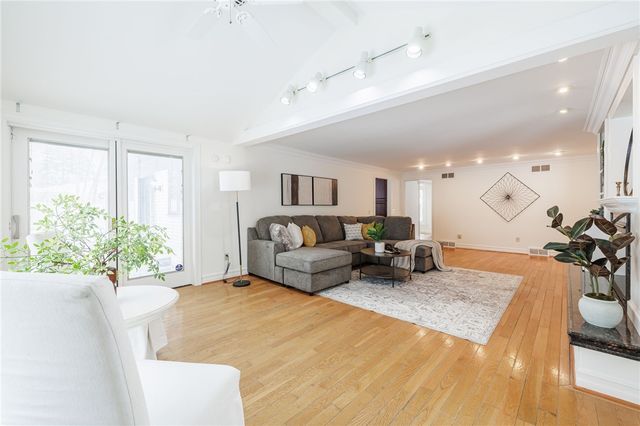 10 Crandon Way, Brighton, NY 14618