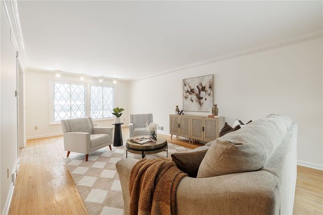 10 Crandon Way, Brighton, NY 14618