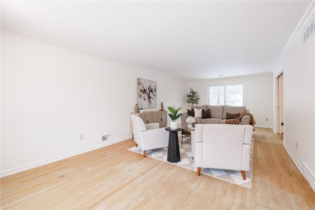 10 Crandon Way, Brighton, NY 14618