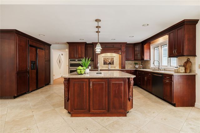 10 Crandon Way, Brighton, NY 14618