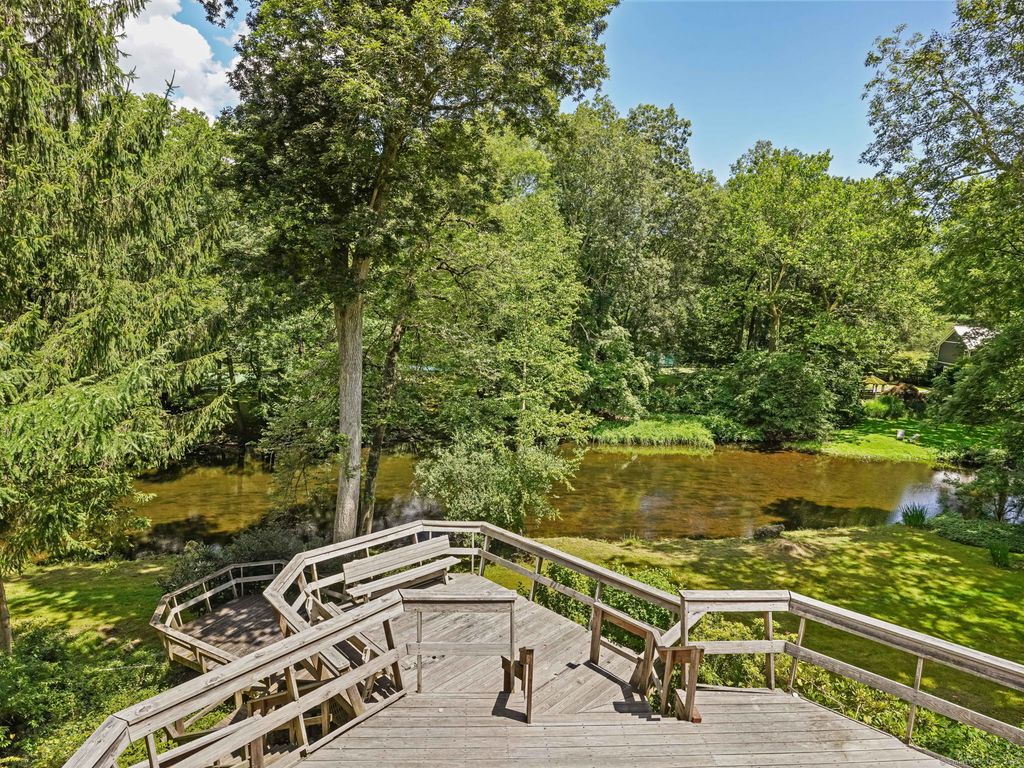 17 Huckleberry Lane, Weston, CT 06883