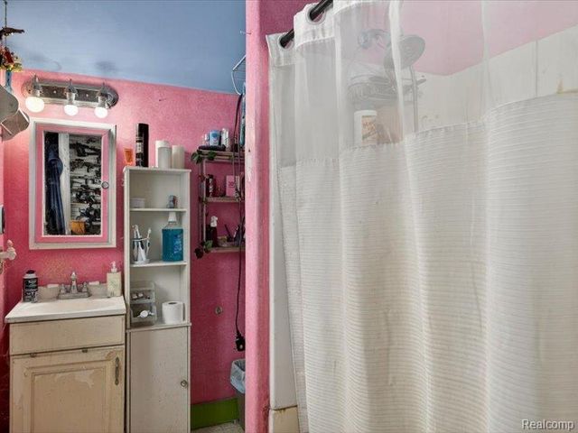 74 E Washington Street, Clarkston, MI 48346