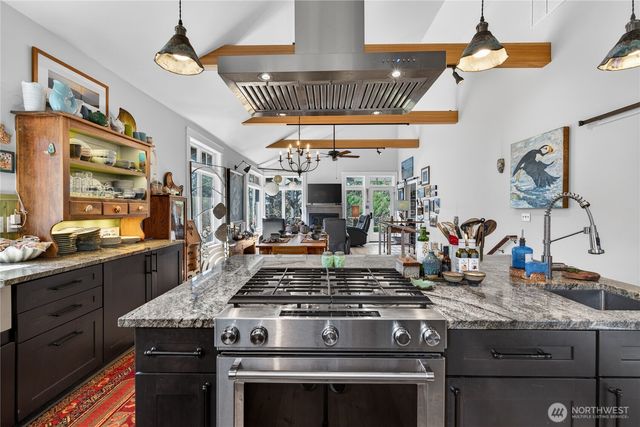 306 6th Street NW, Long Beach, WA 98631