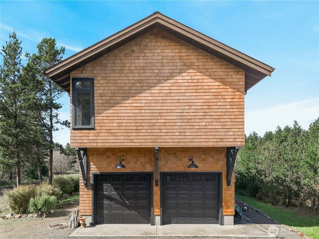 306 6th Street NW, Long Beach, WA 98631