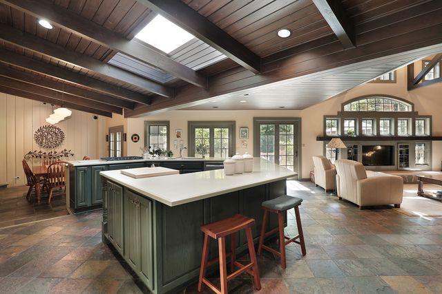 2635 Crestwood Lane, Riverwoods, IL 60015