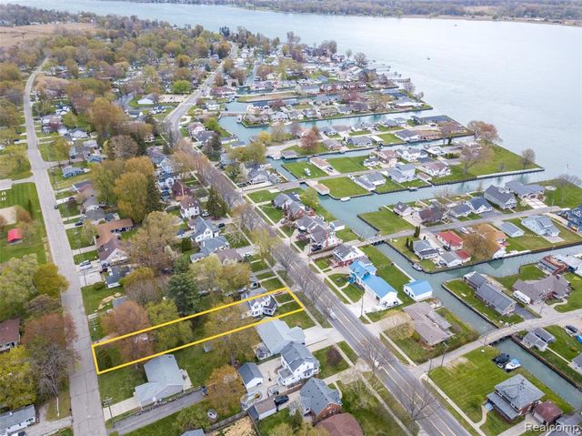1749 Saint Clair River Drive, Algonac, MI 48001