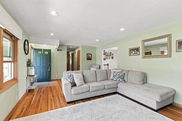 4521 W CAPITOL DRIVE, Appleton, WI 54913
