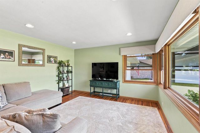 4521 W CAPITOL DRIVE, Appleton, WI 54913