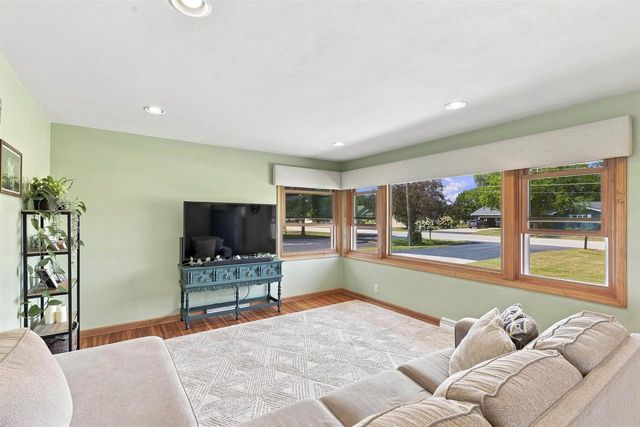 4521 W CAPITOL DRIVE, Appleton, WI 54913