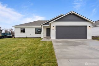 202 N Sandy Loop, Moses Lake, WA 98837