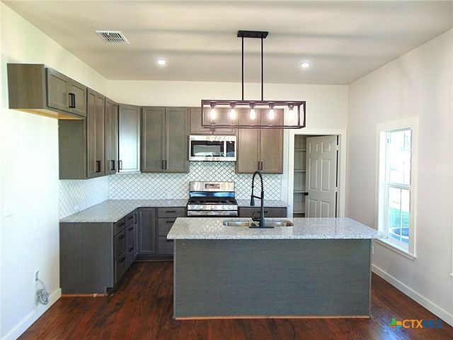 500 S Texana Street, Hallettsville, TX 77964