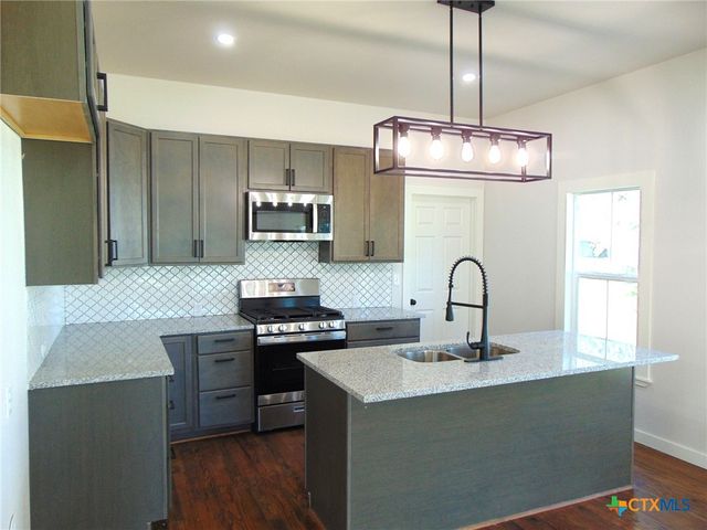 500 S Texana Street, Hallettsville, TX 77964