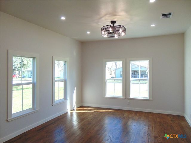 500 S Texana Street, Hallettsville, TX 77964