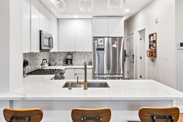 303 Sumner St 3R, Boston, MA 02128