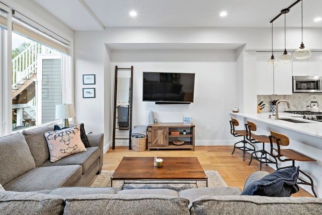 303 Sumner St 3R, Boston, MA 02128
