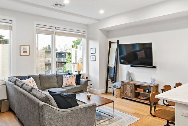 303 Sumner St 3R, Boston, MA 02128