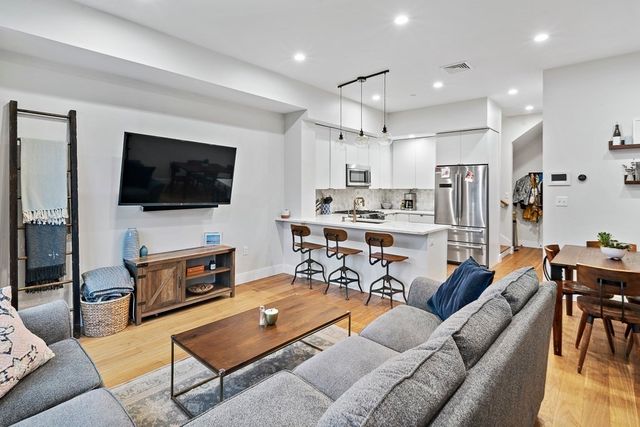 303 Sumner St 3R, Boston, MA 02128