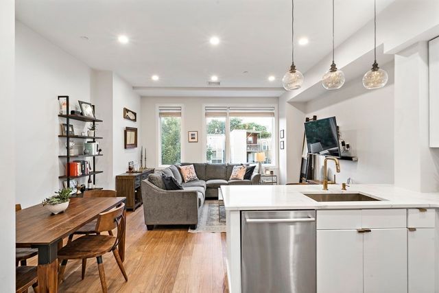 303 Sumner St 3R, Boston, MA 02128