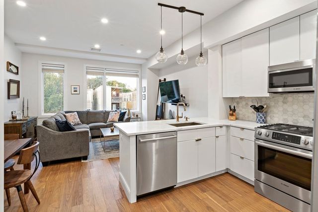 303 Sumner St 3R, Boston, MA 02128