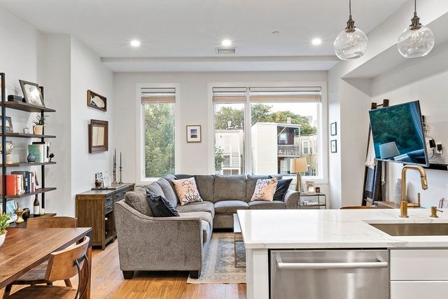 303 Sumner St 3R, Boston, MA 02128