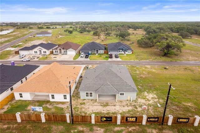 113 Traditions Dr, Rockport, TX 78382