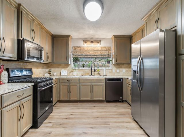 30 Live Oak St, Van Vleck, TX 77482