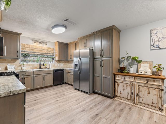 30 Live Oak St, Van Vleck, TX 77482