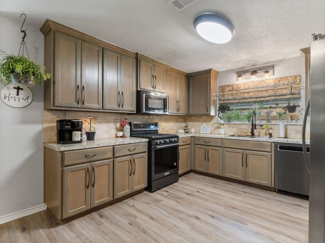 30 Live Oak St, Van Vleck, TX 77482