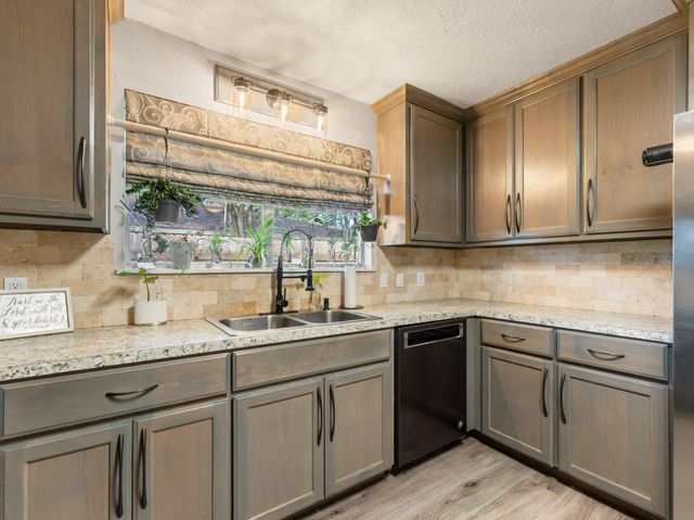 30 Live Oak St, Van Vleck, TX 77482