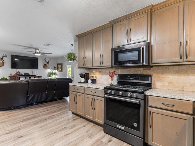 30 Live Oak St, Van Vleck, TX 77482