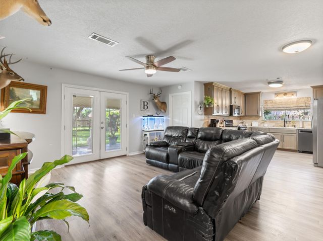 30 Live Oak St, Van Vleck, TX 77482