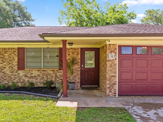 30 Live Oak St, Van Vleck, TX 77482