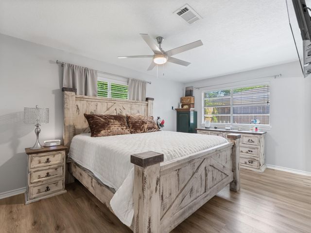 30 Live Oak St, Van Vleck, TX 77482