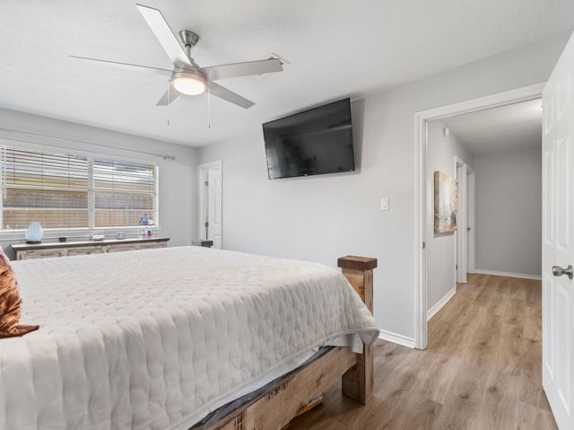 30 Live Oak St, Van Vleck, TX 77482
